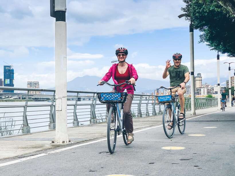 Taipei: 4-Hour Morning City Cycling Tour with Breakfast - CKS Memorial Hall and the changing guard
