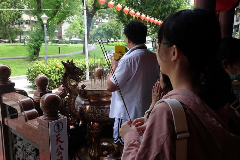 Taipei: 4-Hour Morning City Cycling Tour with Breakfast - Heat, rain, and the practical details