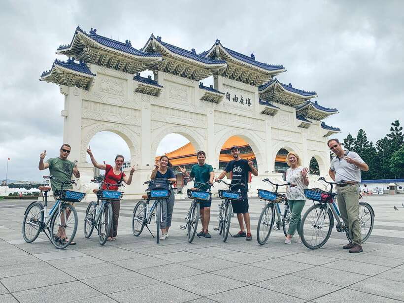 Taipei: 4-Hour Morning City Cycling Tour with Breakfast - ShuangLian Market and WenChang Temple