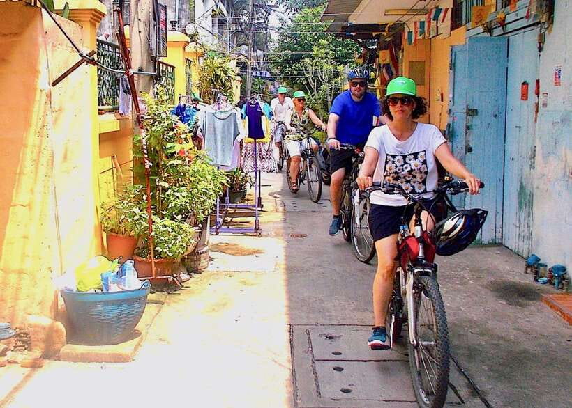 Thai culture and Bangkok local life guided bike tour - Pak Khlong Talat and Bangkok’s flower trade