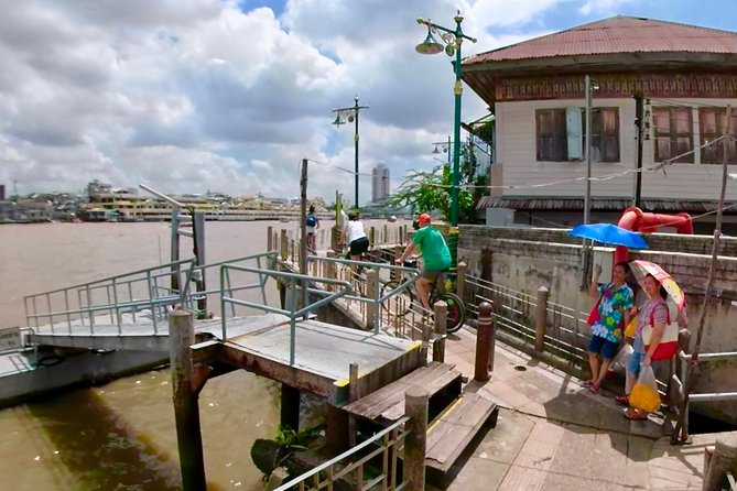 Thai Culture and Local Life 4- Hour Bangkok Bike Tour - Wat Prayurawongsawat and the turtle stop
