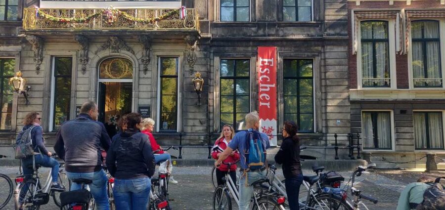 The Hague: Highlights Bike Tour - Meeting your guide in the city center