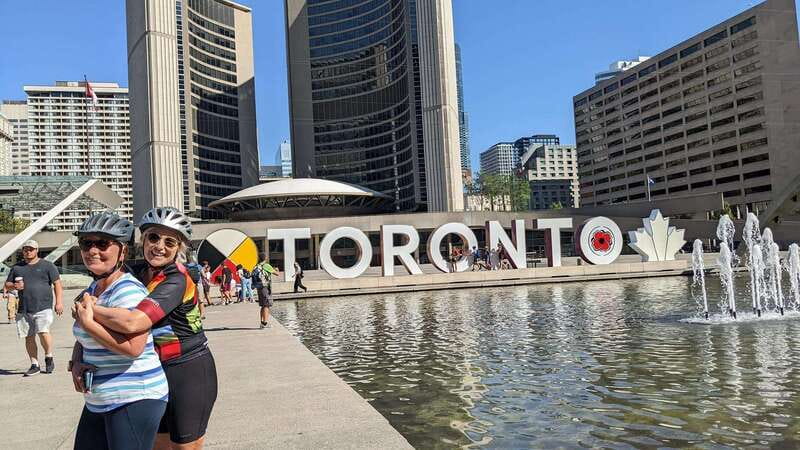 Toronto: Heart of Downtown 3.5-Hour Bike Tour - From the CN Tower to Union Station