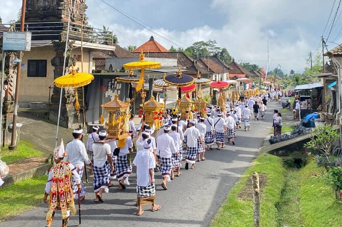 Ubud: Downhill Cycling with Volcano, Rice Terraces, and Meal - Bikes, helmets, and the real level of effort