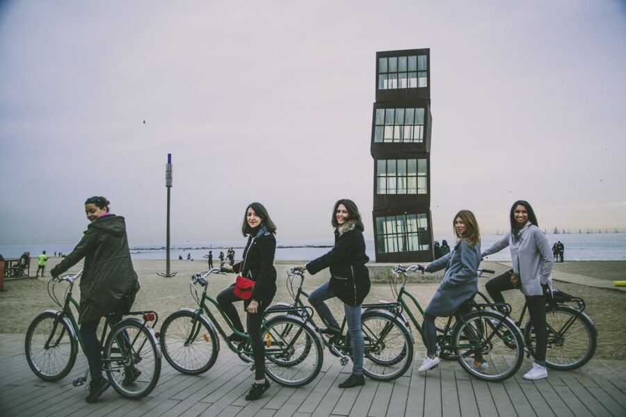 Unusual Barcelona Bike Tour in French - Why the group size matters