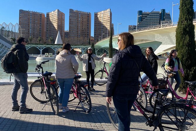 Valencia Highlights Bike Tour - Gulliver Park adds a playful pause