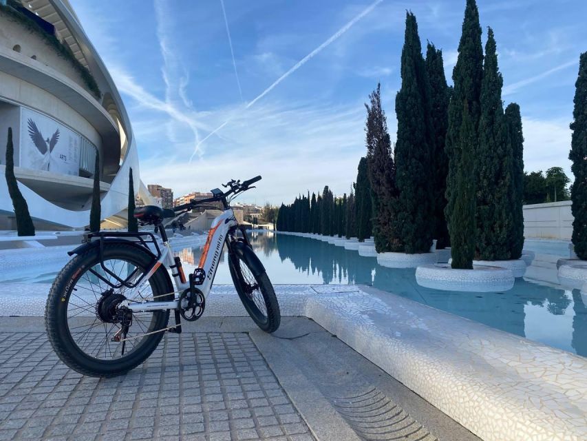 Valencia: Top 25 Highlights Guided Bike Tour - Key points at a glance