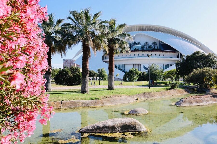 Valencia: Top 25 Highlights Guided Bike Tour - The guides make the difference