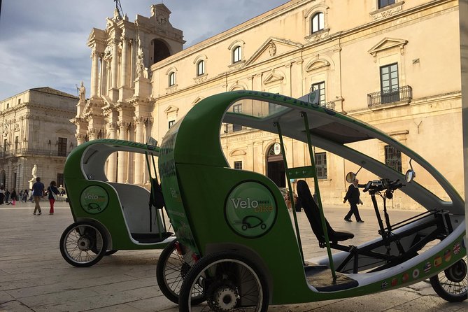 Velobike tour ecologico guidato con soste per visitare i monument - Aretusa Fountain and the waterfront side of Ortigia