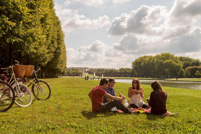 Versailles Bike Tour with Market, Gardens & Guided Palace Tour - The Versailles market and your picnic lunch