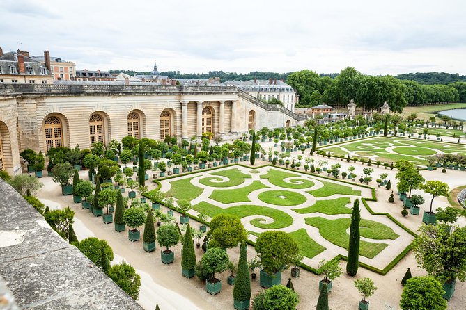 Versailles Full Day Bike Tour with Palace, Gardens, & Picnic - Choosing lunch at Place du Marché Notre Dame
