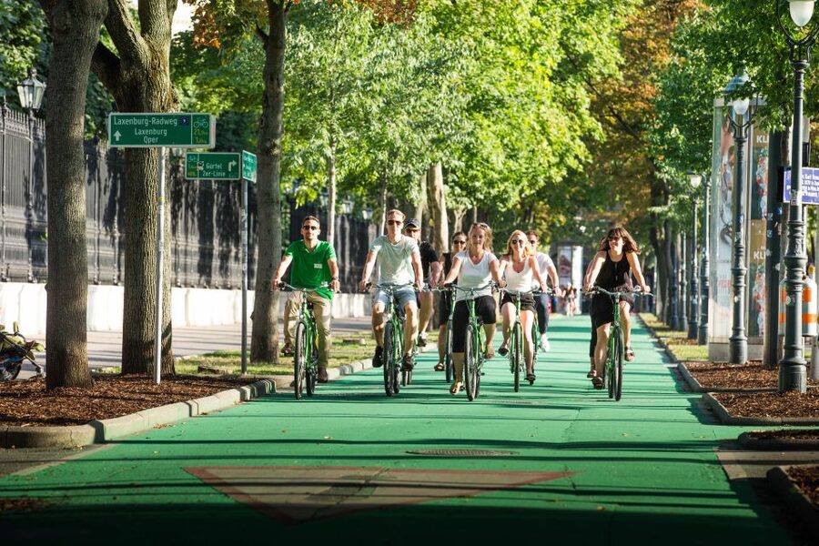 Vienna by Bike 3-Hour All-In-One City Bike Tour in English - Heroes’ Square and the darker side of Vienna’s past
