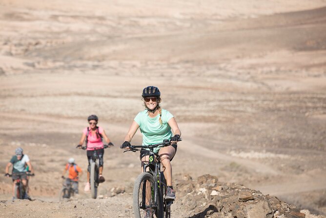 Volcanic Discovery PREMIUM eBike Tour: 35 km - Calderon Hondo: a volcano with a short walk