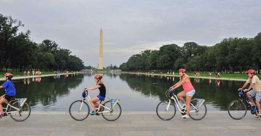 Washington DC: Monuments and Memorials Bike Tour - World War II Memorial and Washington Monument