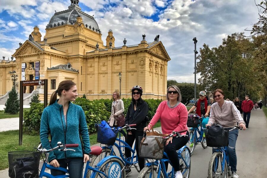 Zagreb: 2.5-Hour Highlights Bike Tour - From the Green Horseshoe to the National Theatre